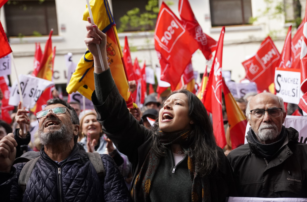 Hiljade ljudi na ulicama Madrida zbog ostavke premijera; "Ne daj se Pedro!" VIDEO