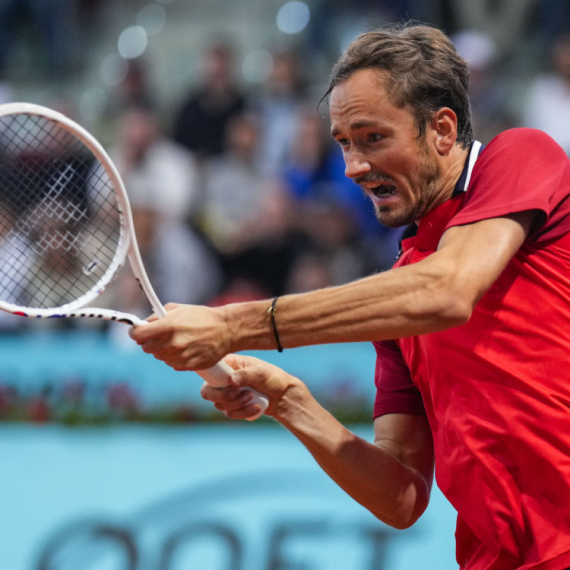 Medvedev zabrinuo, ali prošao u treće kolo Madrida