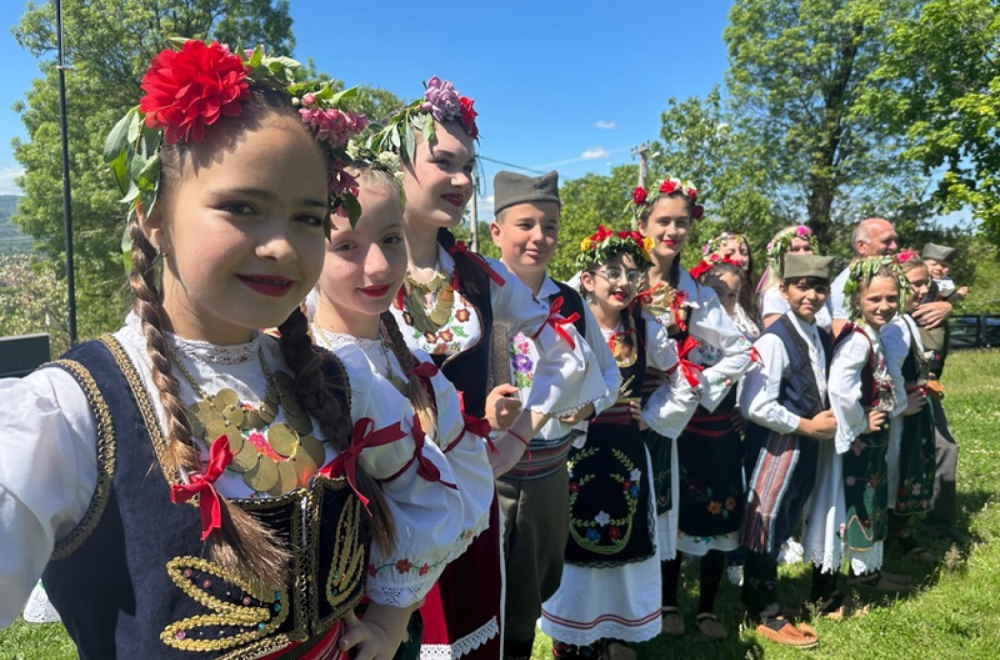 Najlepša slika Srbije na veliki praznik: Deca odevena u narodnu nošnju, okićena zvončićima