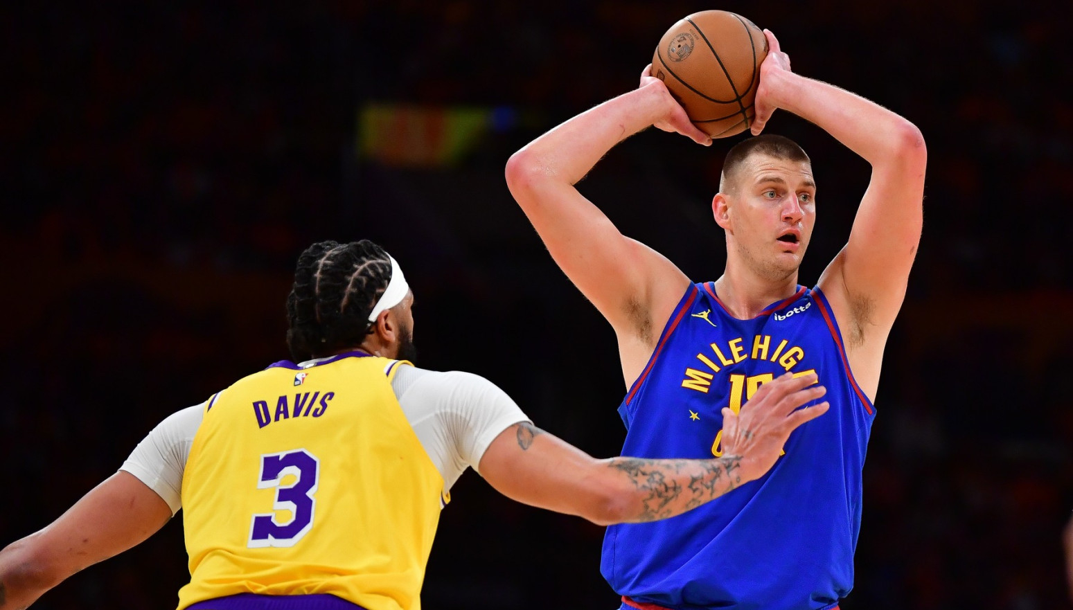 Dejvis bi da bude defanzivac godine, a pored Jokića ne zna ni gde je lopta VIDEO