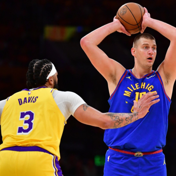 Dejvis bi da bude defanzivac godine, a pored Jokića ne zna ni gde je lopta VIDEO