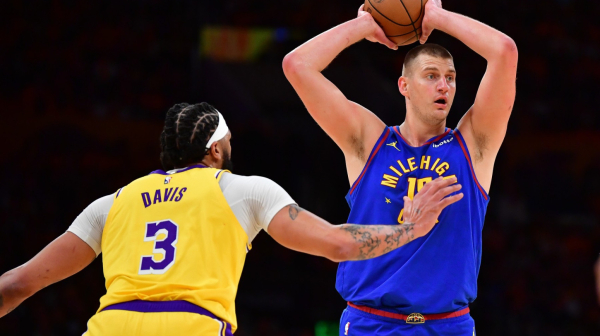 Dejvis bi da bude defanzivac godine, a pored Jokića ne zna ni gde je lopta VIDEO