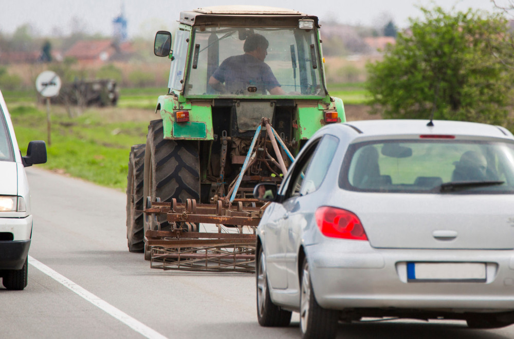 Pijan vozio traktor auto-putem u suprotnom smeru, reagovao i Vesić FOTO