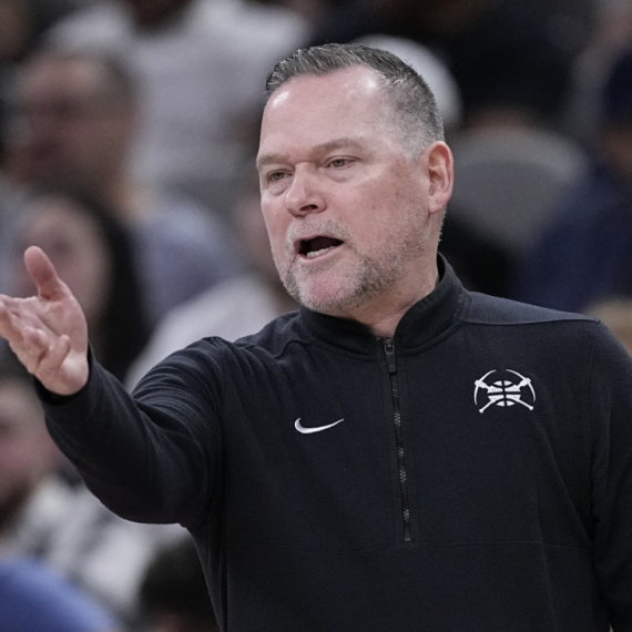 Košarkaši Denvera se zagrevali u papučama – Meloun u neverici VIDEO