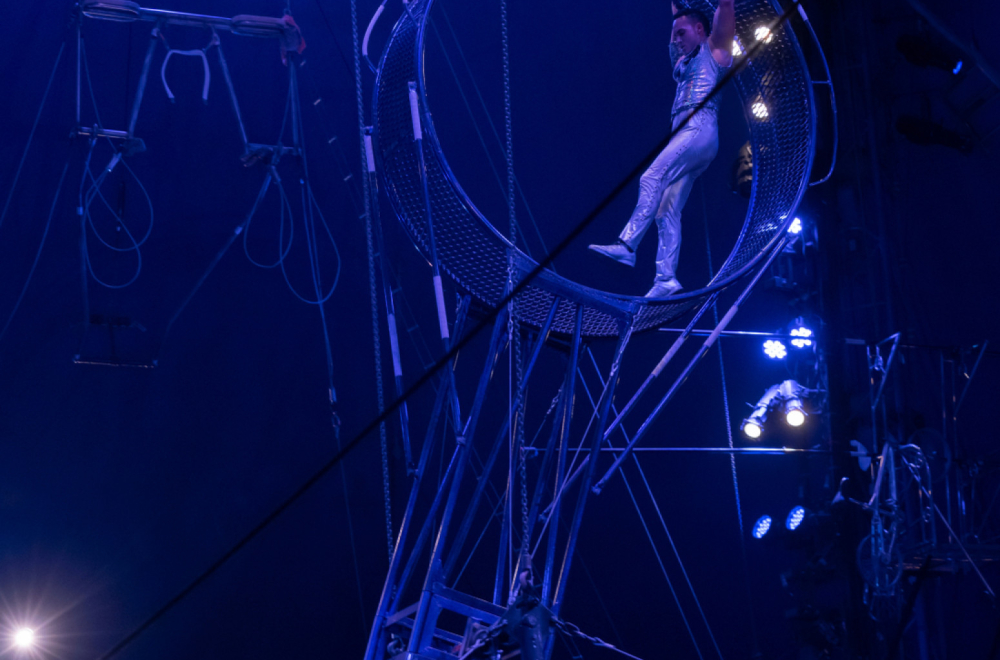 Horor na sceni: Akrobata pao izvodeći tačku "Točak smrti" u cirkusu FOTO