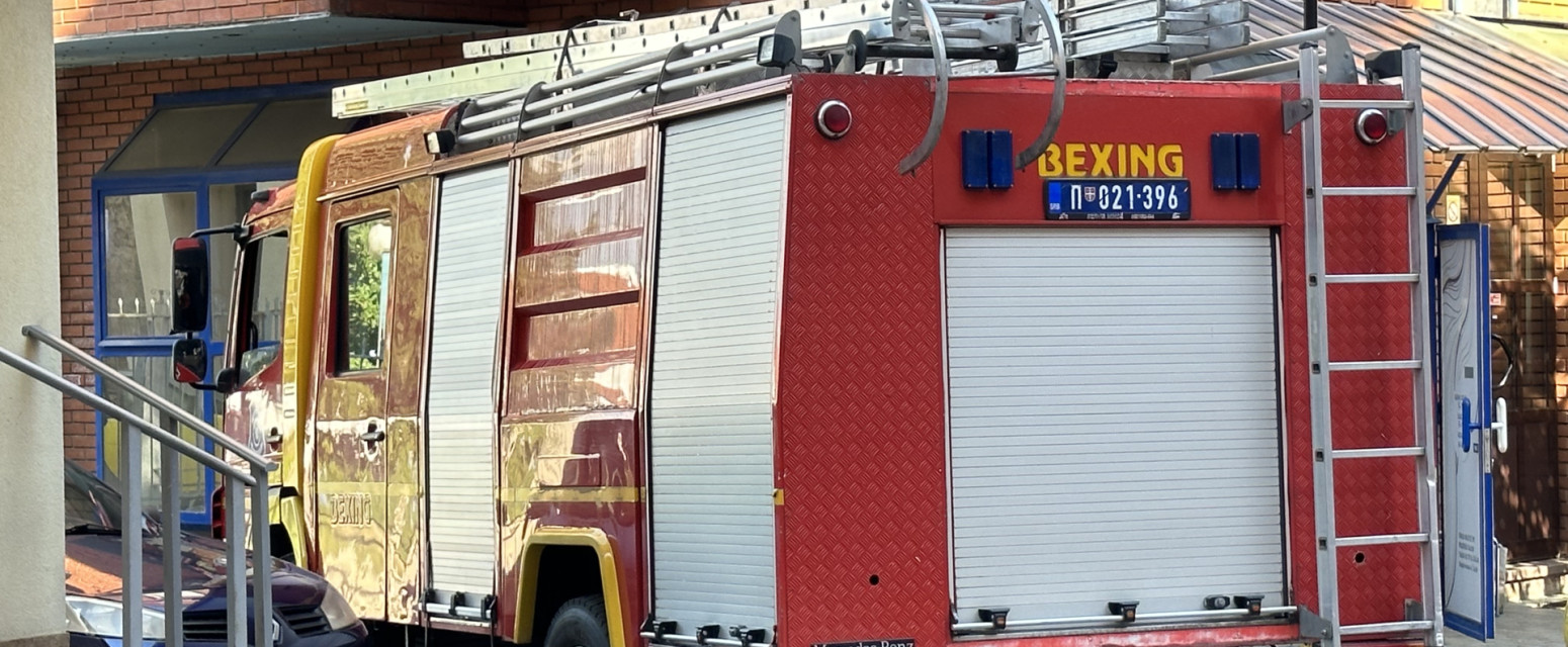 Buktinja u centru grada: Izgoreo parkiran automobil – vatrogasci na licu mesta