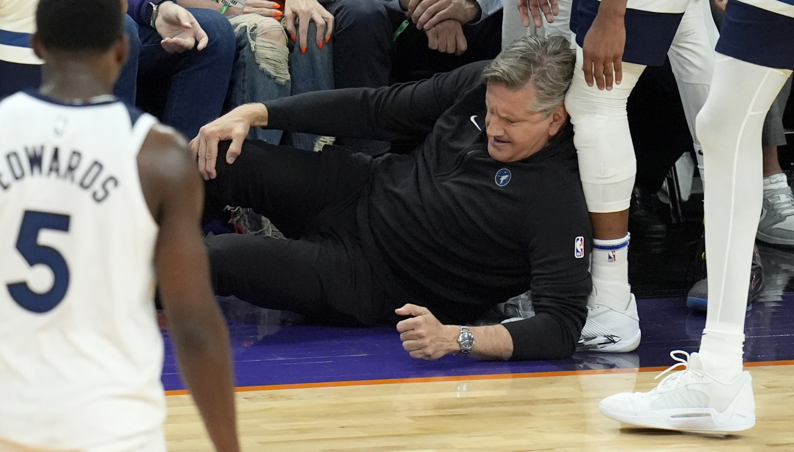 Bizarna povreda trenera u NBA – morao je da napusti teren VIDEO