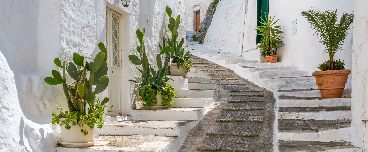 Italijanska alternativa Santoriniju: Nestvarna pokrajina sa karakterističnim belim građevinama FOTO