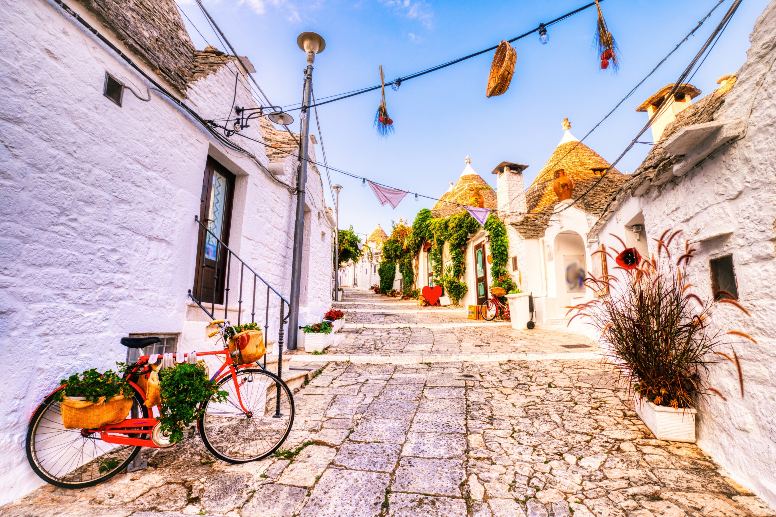 Italijanska alternativa Santoriniju: Nestvarna pokrajina sa karakterističnim belim građevinama FOTO
