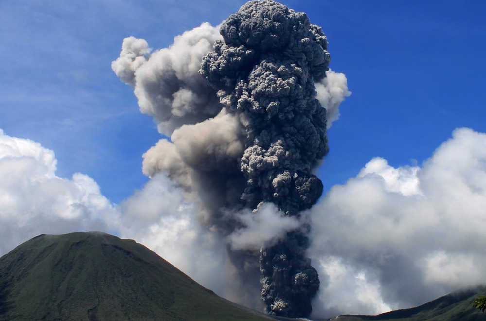 Dešava se masovna evakuacija: Nivo uzbune podignut, opasnost je velika, erupcija izaziva zemljotrese VIDEO