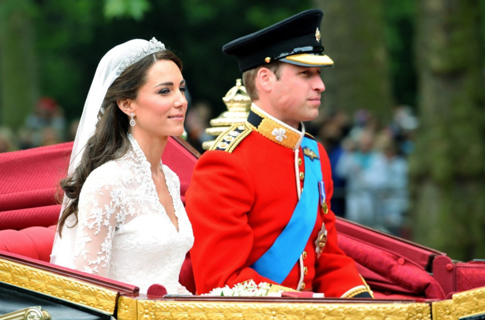 Na fotografiji sa venčanja Kejt Midlton i princa Vilijama primećen čudan detalj: Umešana i kraljica FOTO