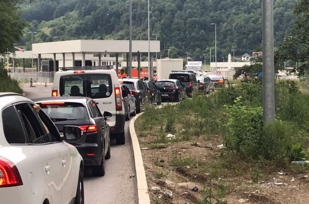 Potpuni kolaps: Kilometarska kolona