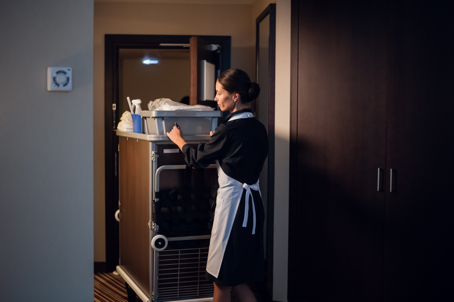 Sobarica otkrila kako peru čaše u hotelima; stjuardese priznale laži