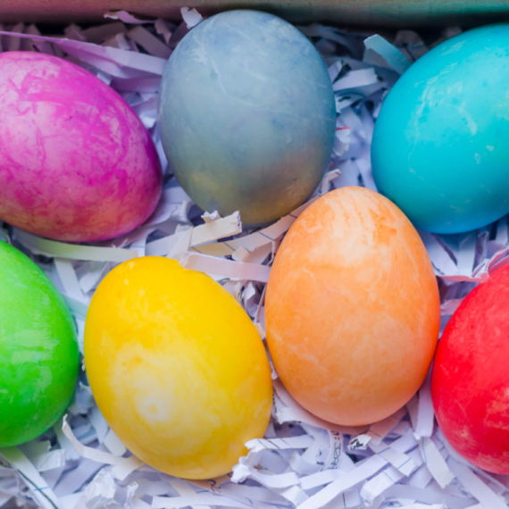 Kako do najlepših mermernih jaja iz lukovine: Magične šare na prirodan način