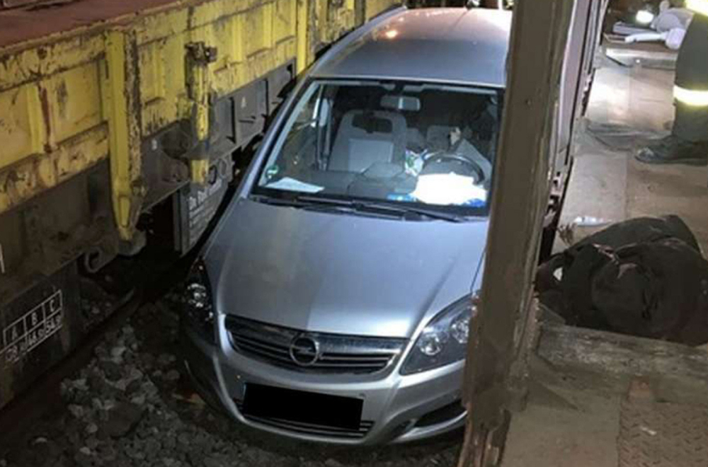 Tražio prečicu, pa se zaglavio između dva vagona