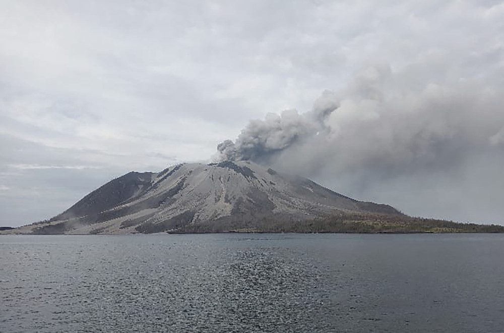 Posle erupcija vulkana Ruang u toku evakuacija stanovništva FOTO