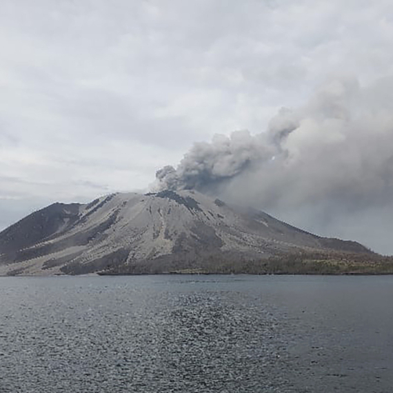 Posle erupcija vulkana Ruang u toku evakuacija stanovništva FOTO