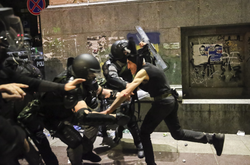 Haos u Gruziji: Veliki sukob sa demonstrantima, policija koristi suzavac, šok bombe i vodene topove  VIDEO