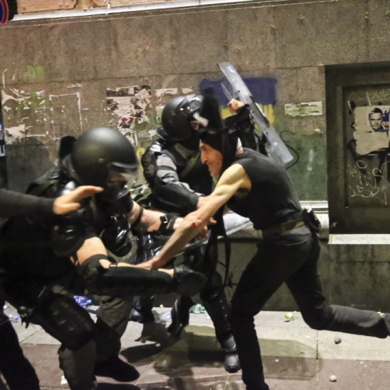 Haos u Gruziji: Veliki sukob sa demonstrantima, policija baca suzavac, šok bombe i vodene topove  VIDEO