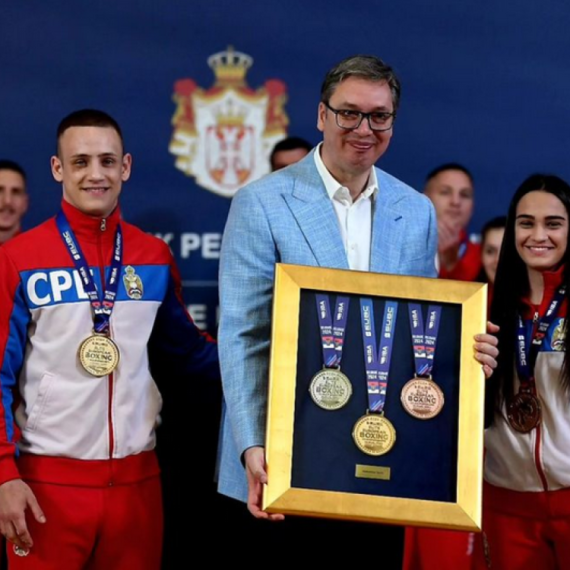 Predsednik Srbije sa "zlatnim" bokserima: "Hvala vam što ste vratili klince u sale"