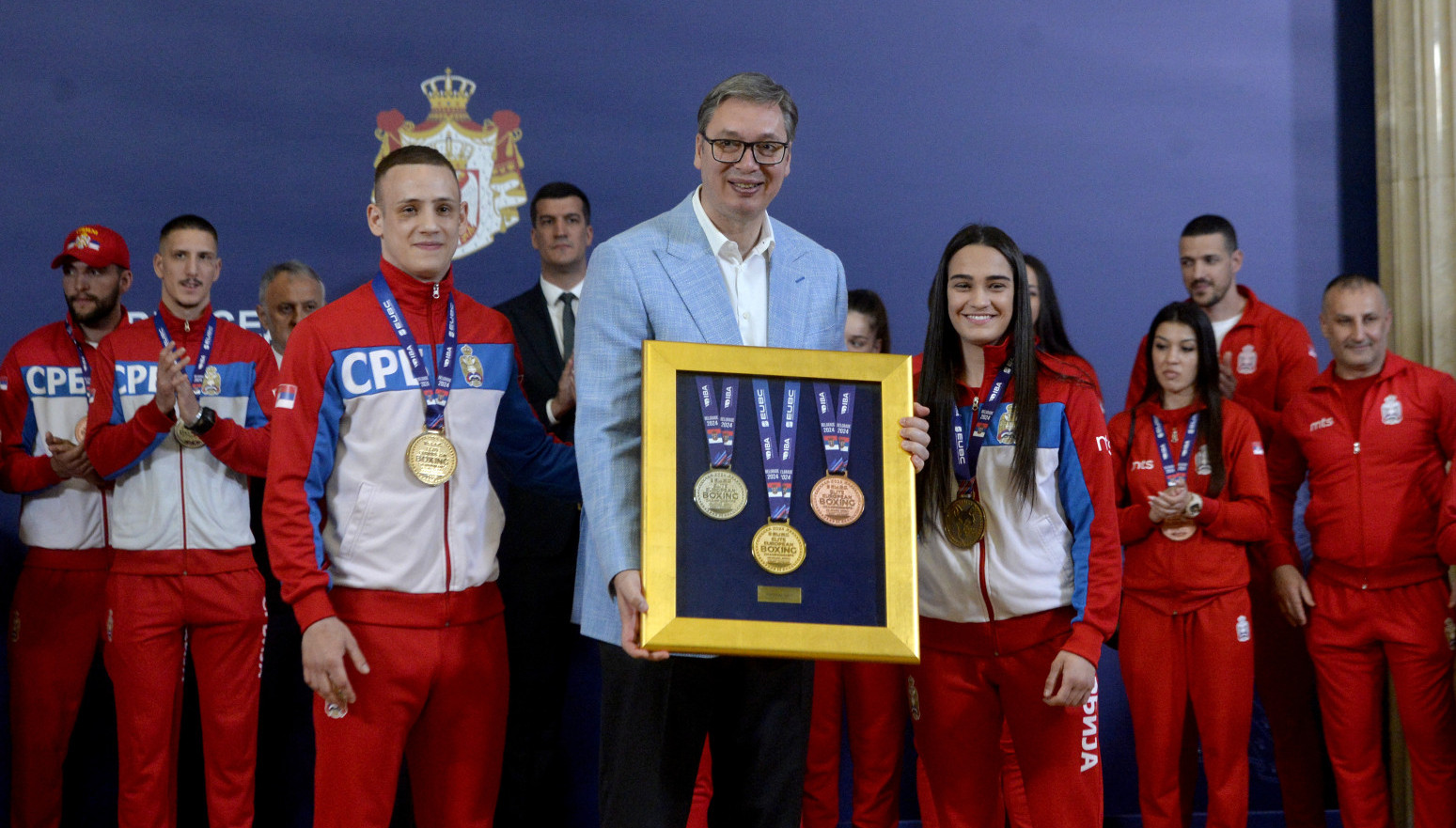 Serbiens Präsident mit „goldenen“ Boxern: „Danke, dass Sie Kinder wieder ins Fitnessstudio bringen“ – Boxen – Kampfsport – B92.sport