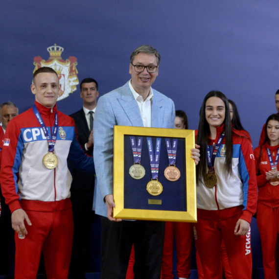 Predsednik Srbije sa "zlatnim" bokserima: "Hvala vam što ste vratili klince u sale"