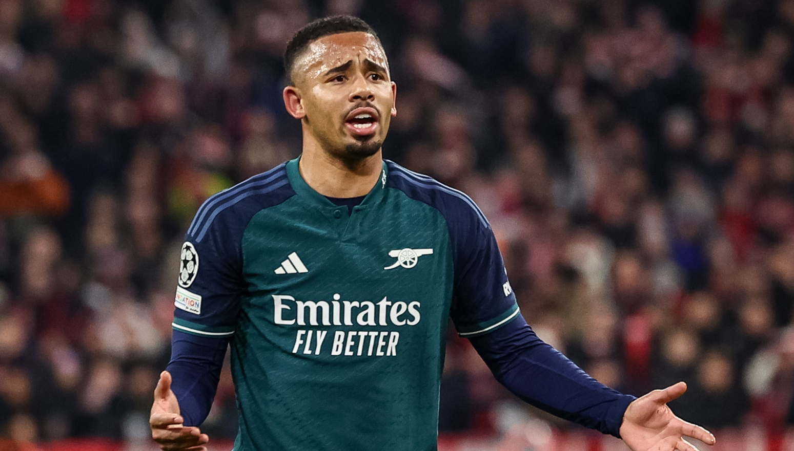 Trosar i Žezus na izlaznim vratima Arsenala