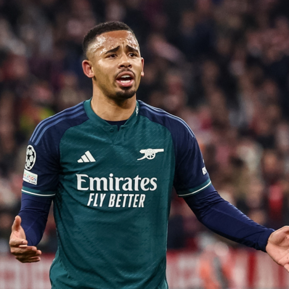 Trosar i Žezus na izlaznim vratima Arsenala