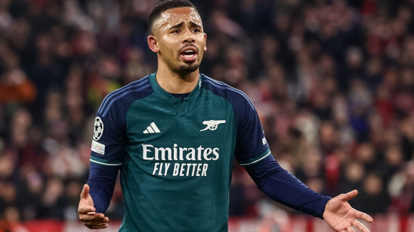 Trosar i Žezus na izlaznim vratima Arsenala