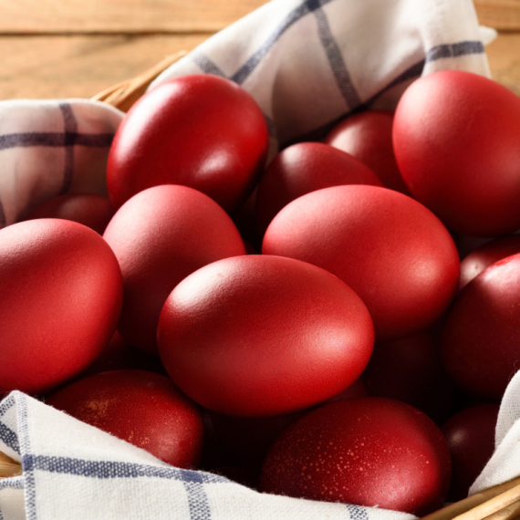 Uz samo 3 sastojka do najlepših crvenih jaja za Uskrs