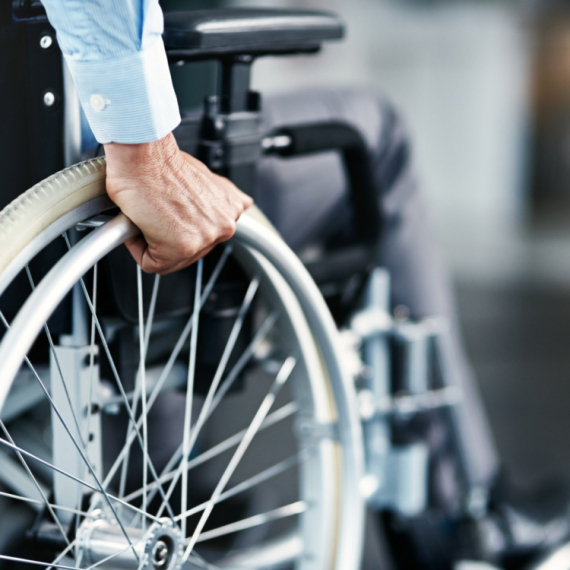 Frapantna scena u Beogradu: Prosjak "prohodao na Veliki četvrtak" pa napao čoveka VIDEO