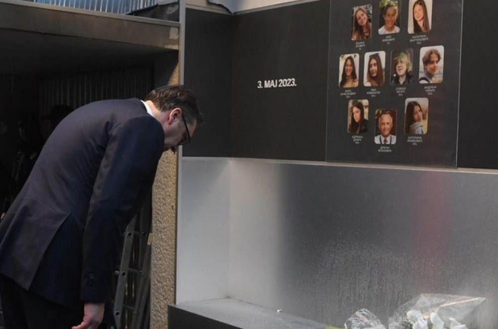 Vučić položio cveće u školi "Vladislav Ribnikar": "Godina od nezapamćene tragedije" FOTO