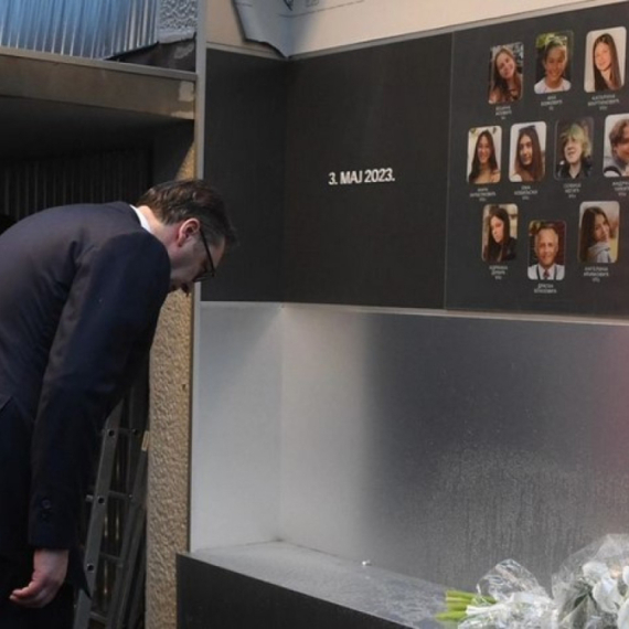 Vučić položio cveće u školi "Vladislav Ribnikar": "Godina od nezapamćene tragedije" FOTO