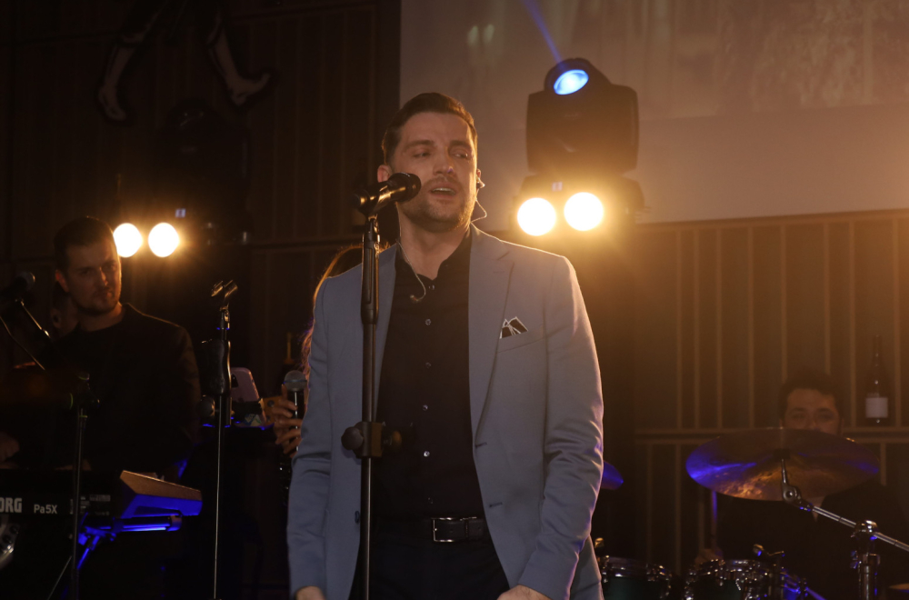 Naš pevač moli za pomoć bolesnoj majci: "Dragi prijatelji..." FOTO