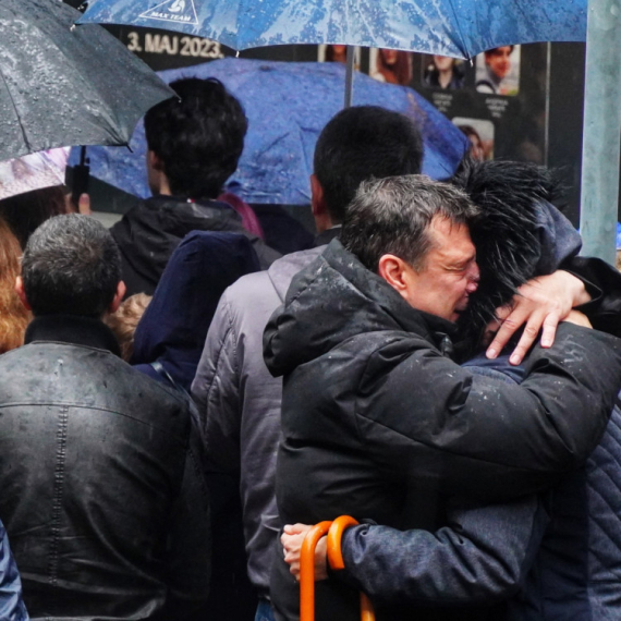 Godinu dana od masovnog ubistva na Vračaru: Potresno ispred "Ribnikara", prevelika tuga... FOTO