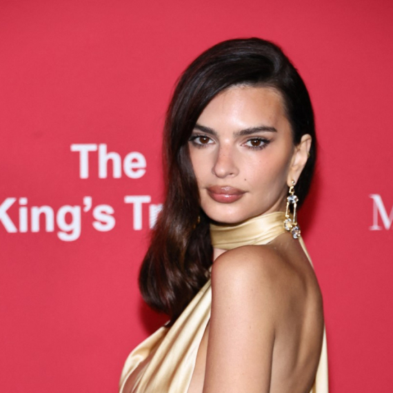 Više otkrila, nego sakrila: Manekenka hrabro ponela haljinu s najdubljim dekolteom FOTO