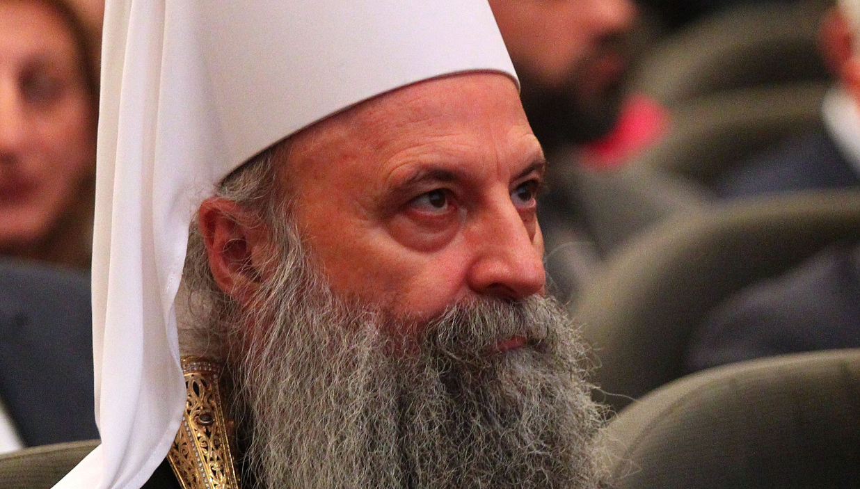 Patrijarh Porfirije služio pomen za nastradale na železničkoj stanici u Novom Sadu