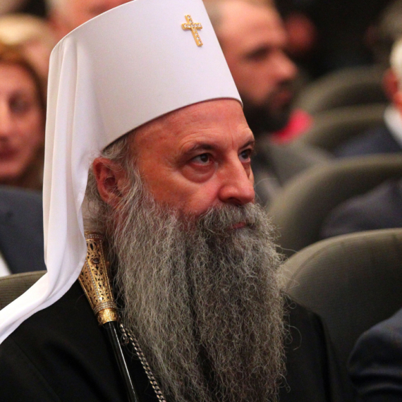 Patrijarh Porfirije služio pomen za nastradale na železničkoj stanici u Novom Sadu