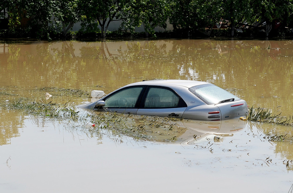 Proglašena vanredna situacija; Sve je pod vodom: Izlila se reka, kuće poplavljene VIDEO