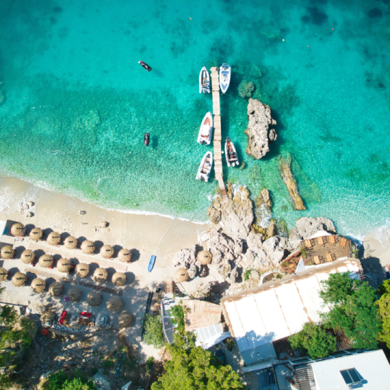 Šarmantno primorsko selo sa nestvarnom plažom: Jedna od najjeftinijih destinacija ovog leta FOTO