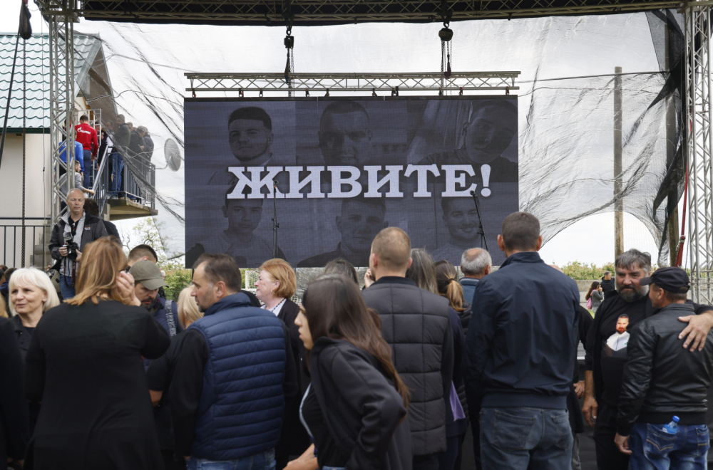 Obeležena godišnjica masakra u Duboni i Malom Orašju; Zapaljene baklje: "Za sve one koji više nisu tu"