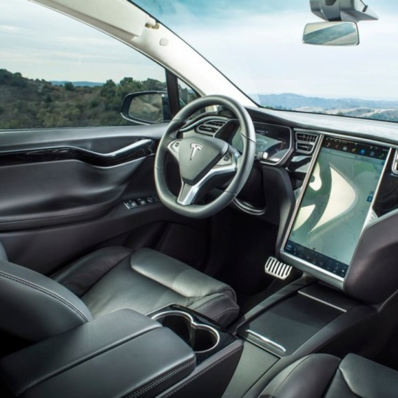 Tesla opozvao 125.000 vozila: Problemi sa upozorenjem za pojas