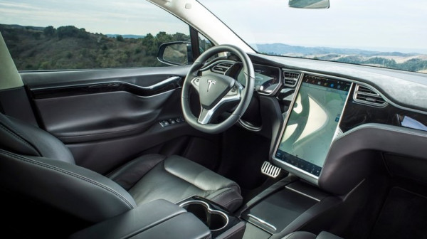 Tesla vas pušta da kucate poruke dok vozite