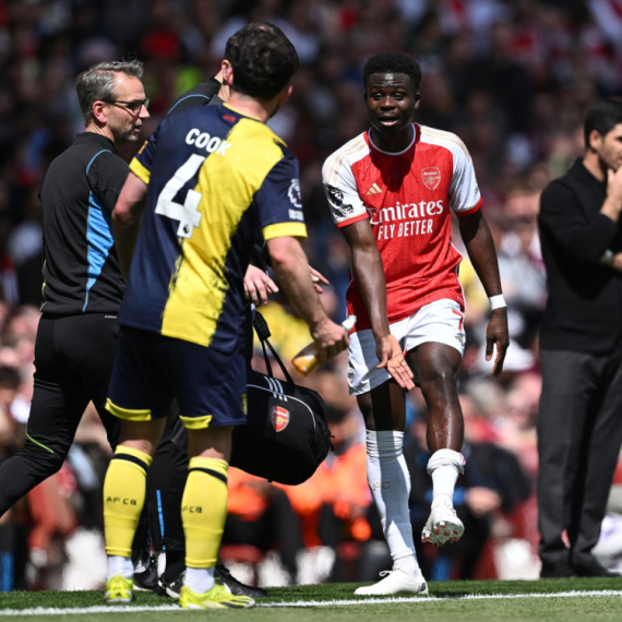 Problem za Arsenal – povredio se Saka