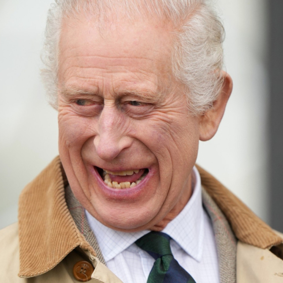 Kralj Čarls nasmejan u javnosti nakon dužeg vremena FOTO