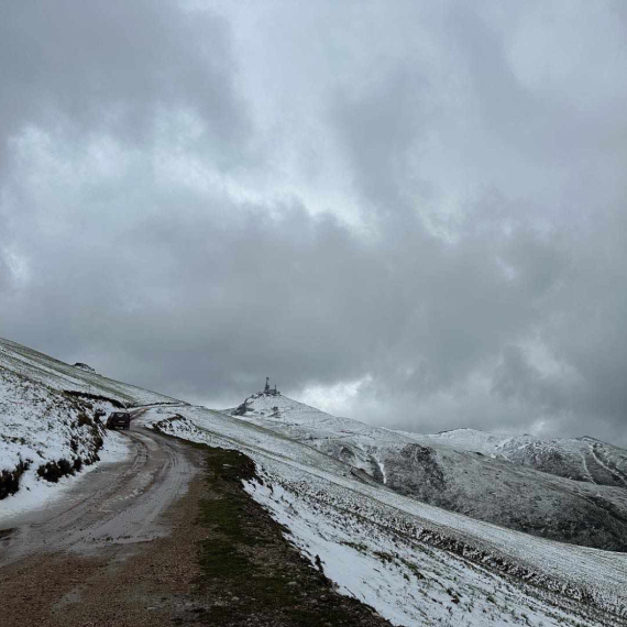 U komšiluku se zabelelo: "Sneg pada od jutros" FOTO