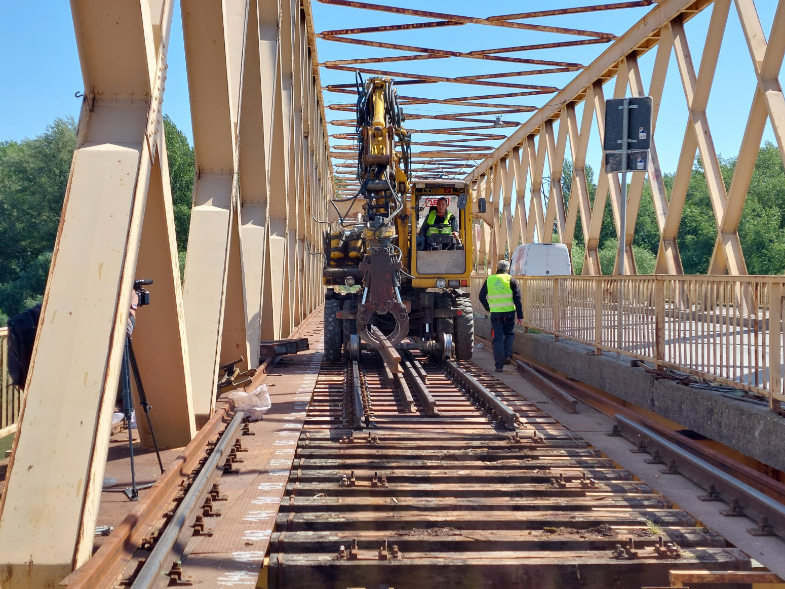 Vesić otkrio kada će biti završen most u Senti