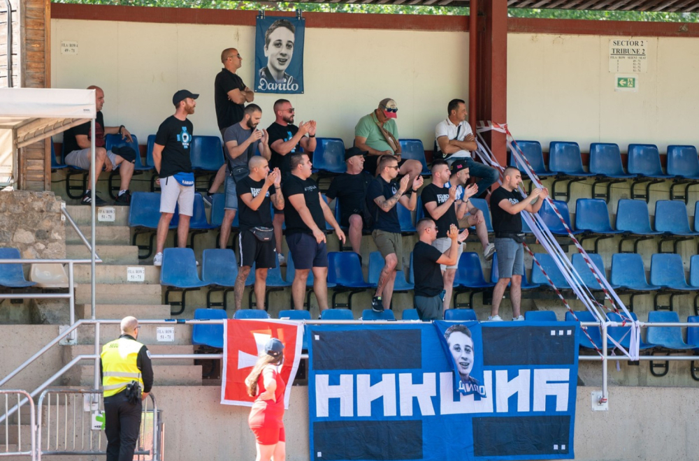 Novi haos na CG terenima – navijači uleteli na teren i napali sudiju