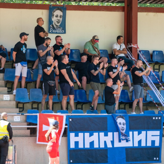 Novi haos na CG terenima – navijači uleteli na teren i napali sudiju
