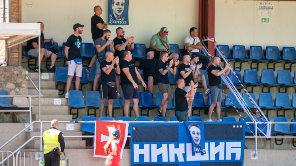 Novi haos na CG terenima – navijači uleteli na teren i napali sudiju